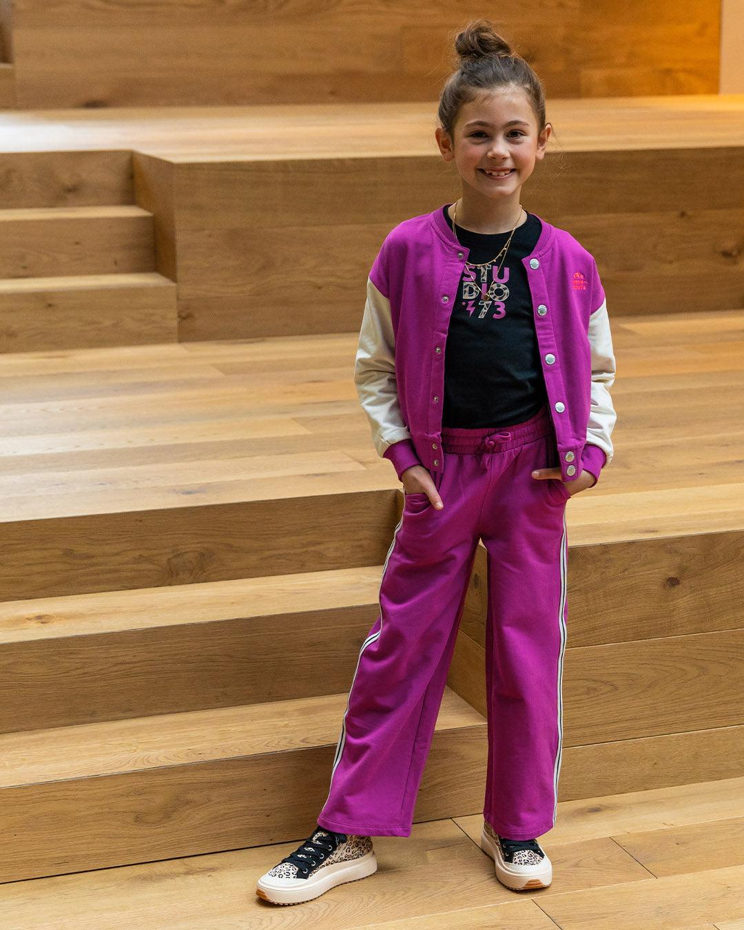 Meisje Het Spelen Leuk Kind Het Dansen Klassiek Ballet in Witte Studio Meisje Het Spelen Leuk Kind Het Dansen Klassiek Ballet in Witte Studio